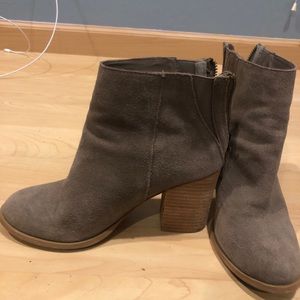 Super cute booties heels!